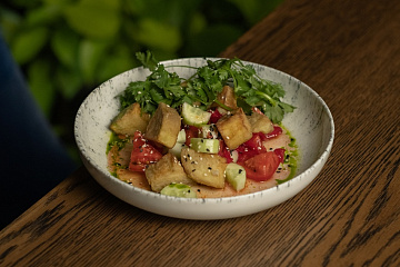 Салат хрустящий баклажан с томатами